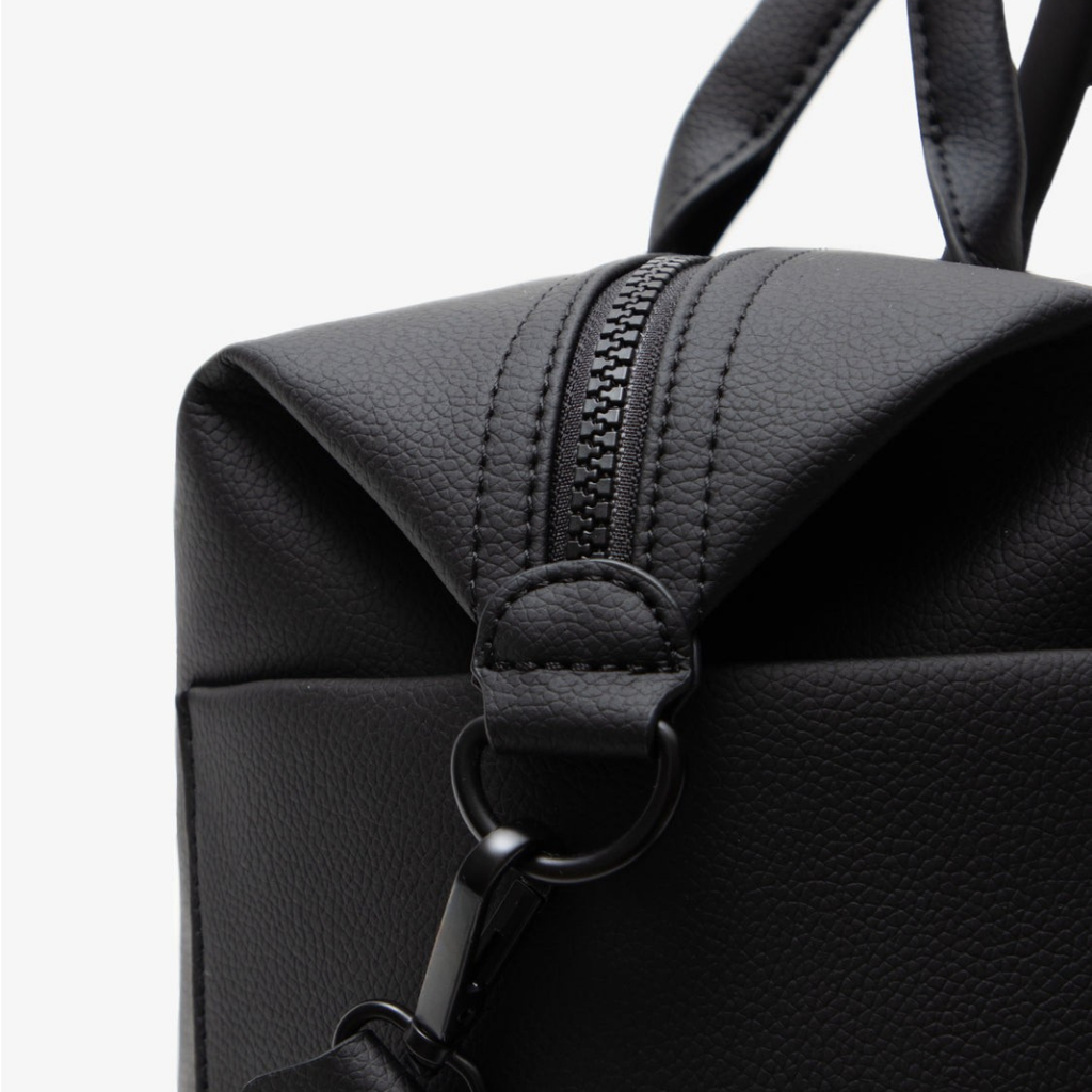 MILA — Sac à langer convertible — Noir — détail sangle