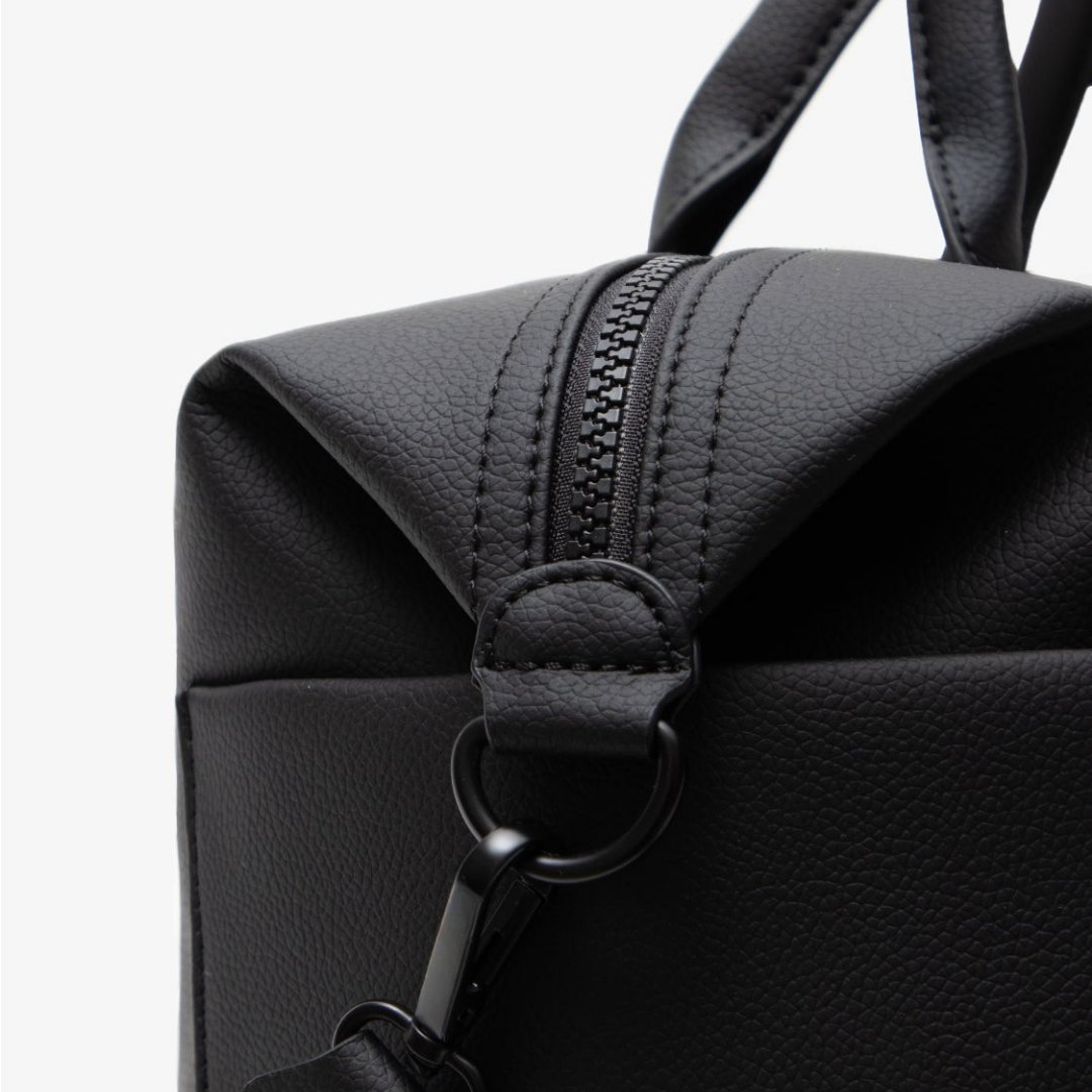 MILA — Sac à langer convertible — Noir — détail sangle
