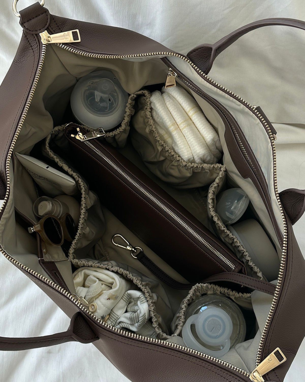 MILA — Sac à langer convertible — Marron Chocolat — intérieur organisation