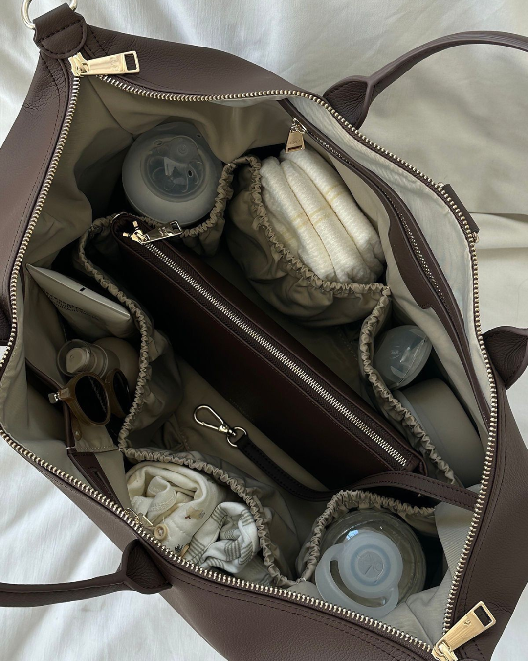 MILA — Sac à langer convertible — Marron Chocolat — intérieur organisation