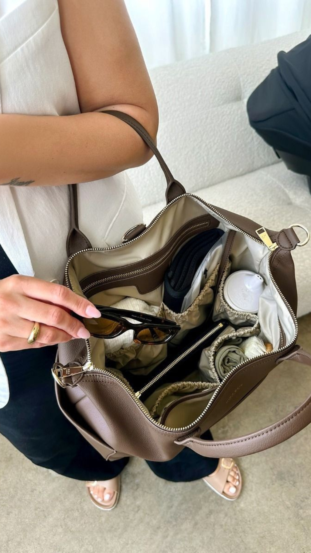 MILA — Sac à langer convertible — Marron Chocolat — intérieur lunettes